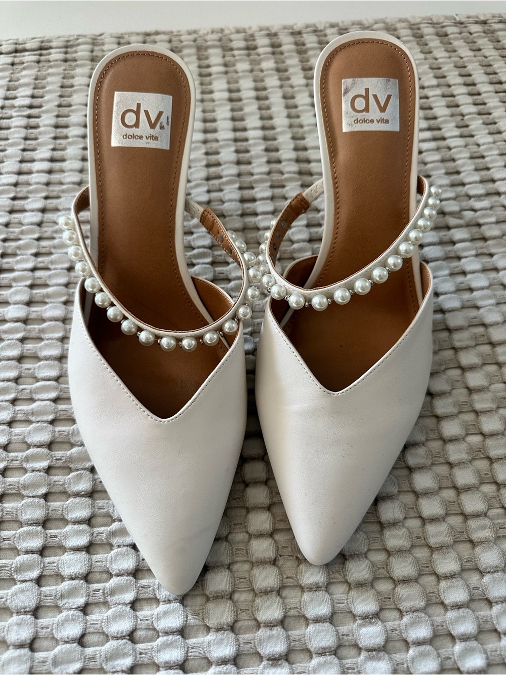 Dolce Vita Womens White Pearl-Embellished Pointed Heel